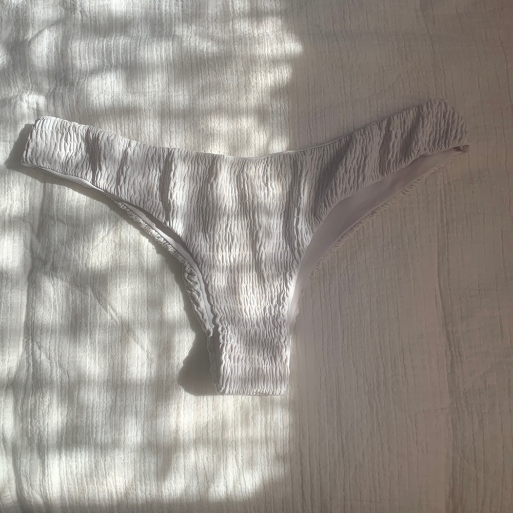 White ruched kulani kini cheeky bikini bottom in white size XL.